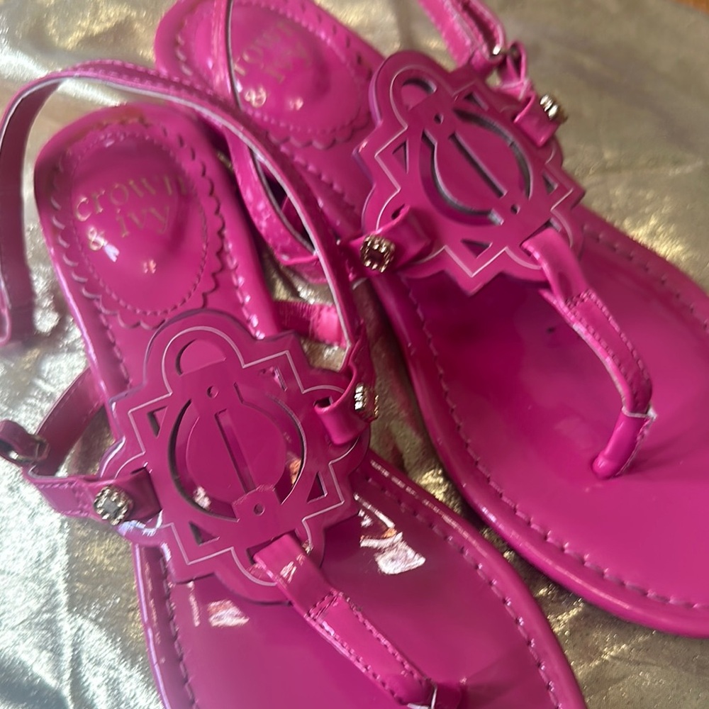 Crown & Ivy Pink Sandals with Glossy Finish Big Kids size 4 - Picture 3 of 9
